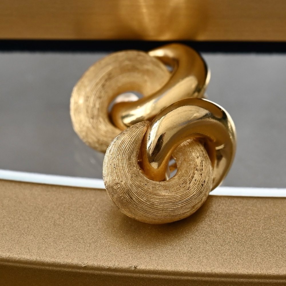 Vintage Christian Dior Classic Chain Knot Rope Brush Gold Clip-On Earrings FLAW - Picture 3 of 4